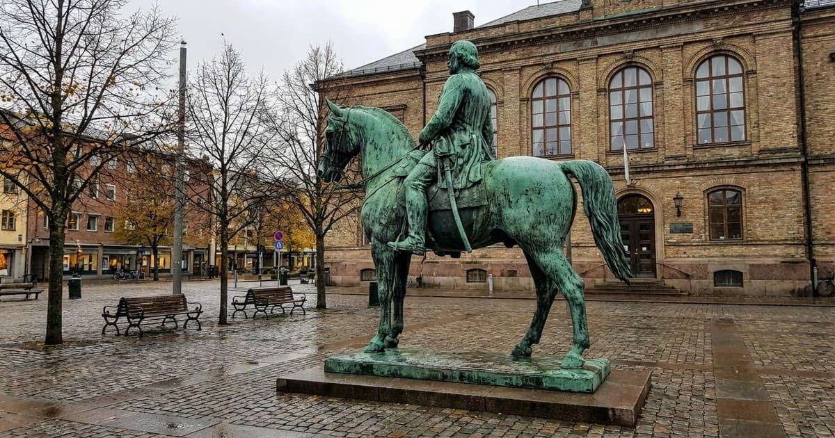 Equestrian statues and common historical myths